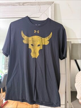 Under Armour Men’s Black Short-Sleeve Tee with Gold Bull Graphic